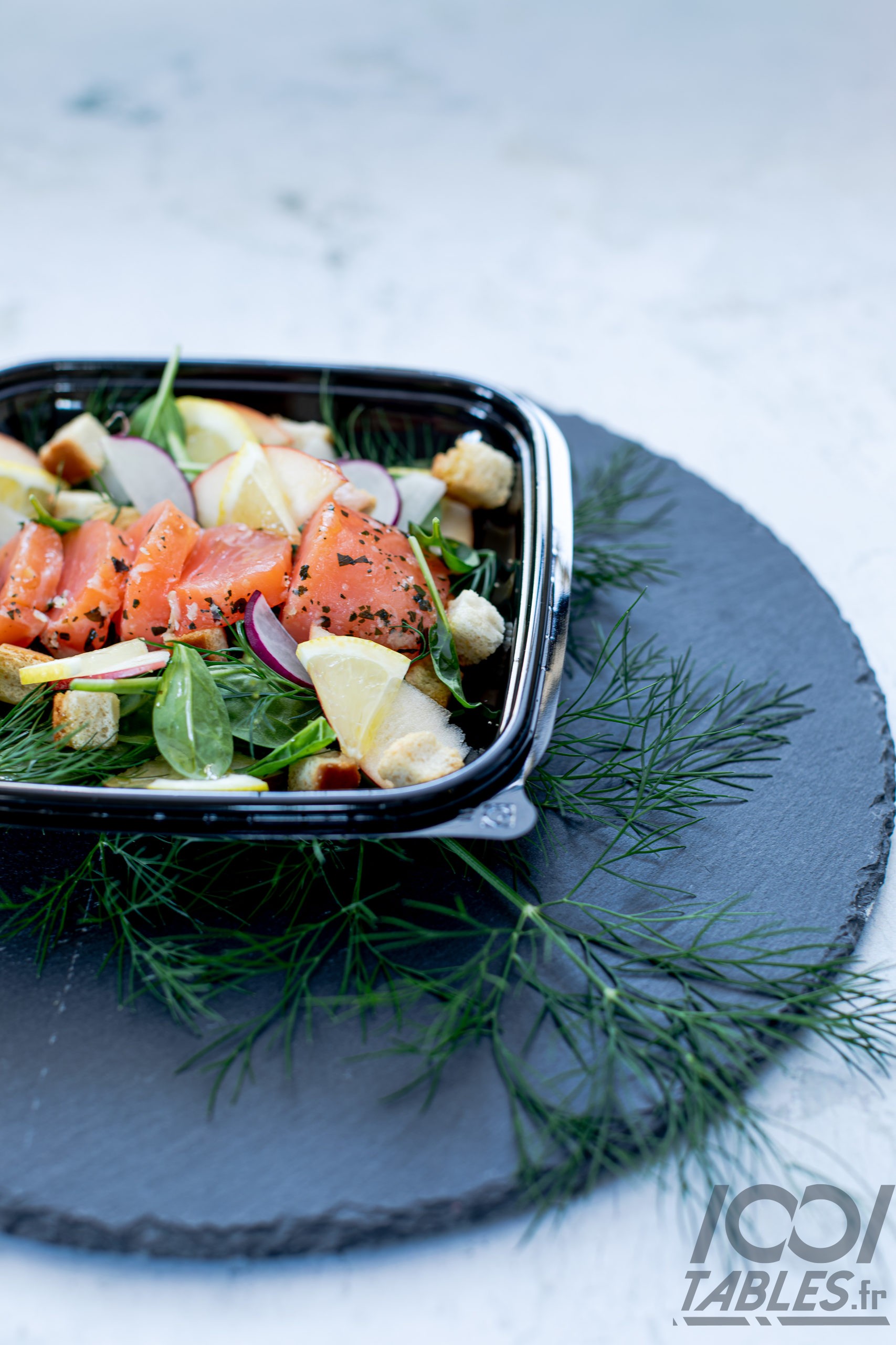 Un saladier noir en PLA garnie d'une salade de légumes coloré.