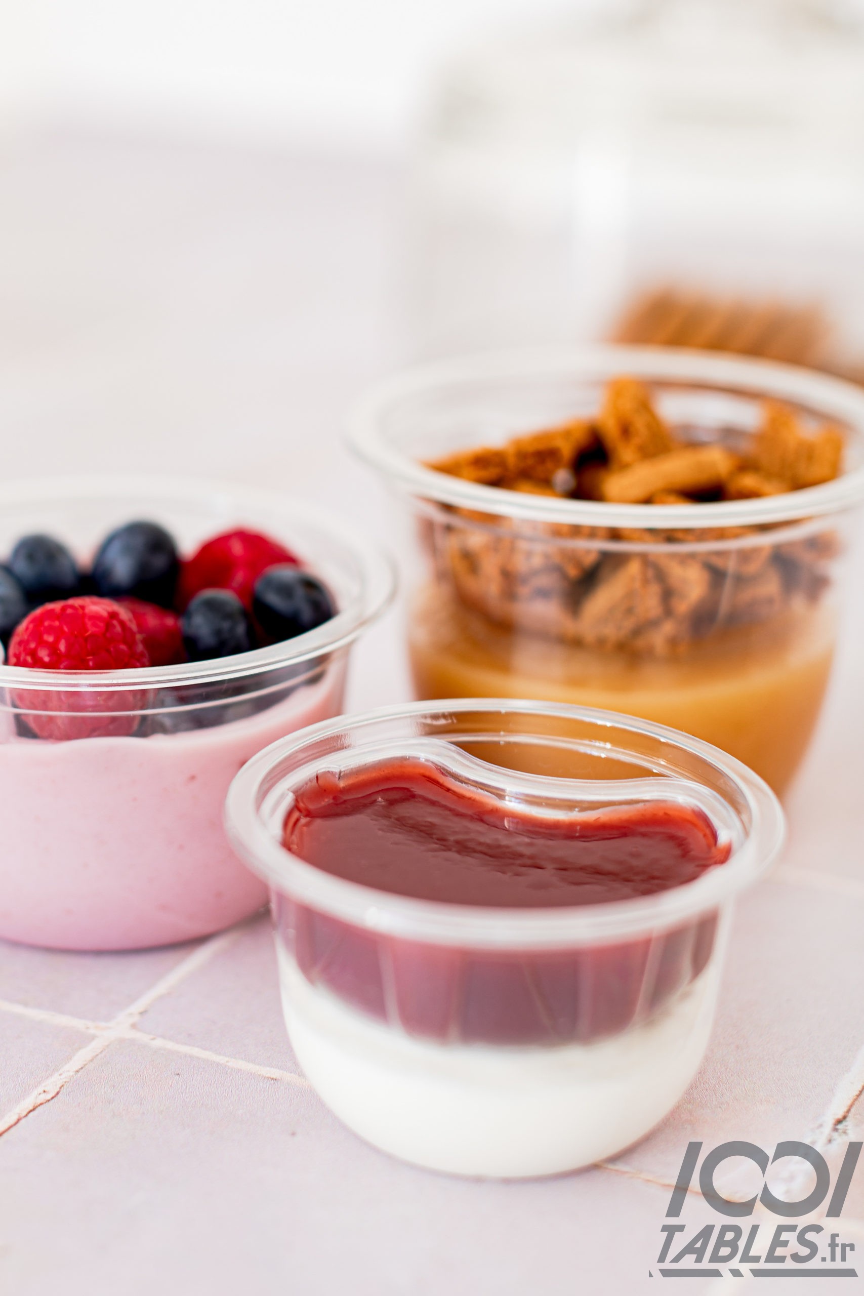 Trois pots à desserts en PLA transparents garnie de desserts sucrées