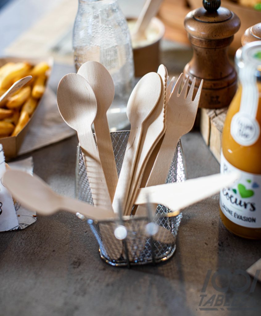 Couverts en bois dans un panier en inox